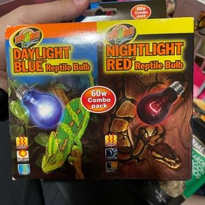 Zoomed daylight/nightlight combo bulbs
